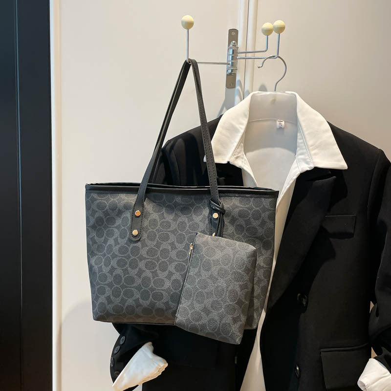Women's tote bag with practical inner pocket and elegant design