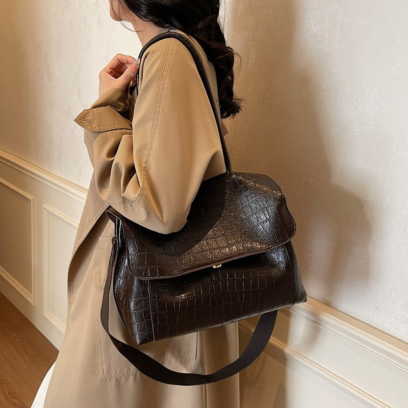 Women's shoulder bag in elegant crocodile look with adjustable shoulder strap