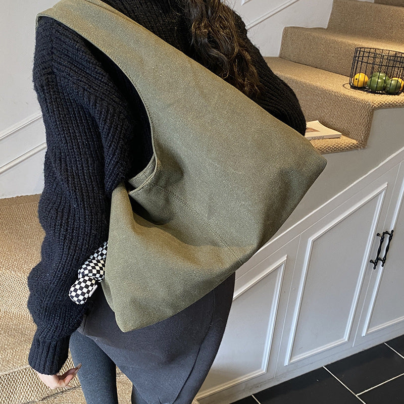 Women's fashionable tote bag with innovative carrying opening
