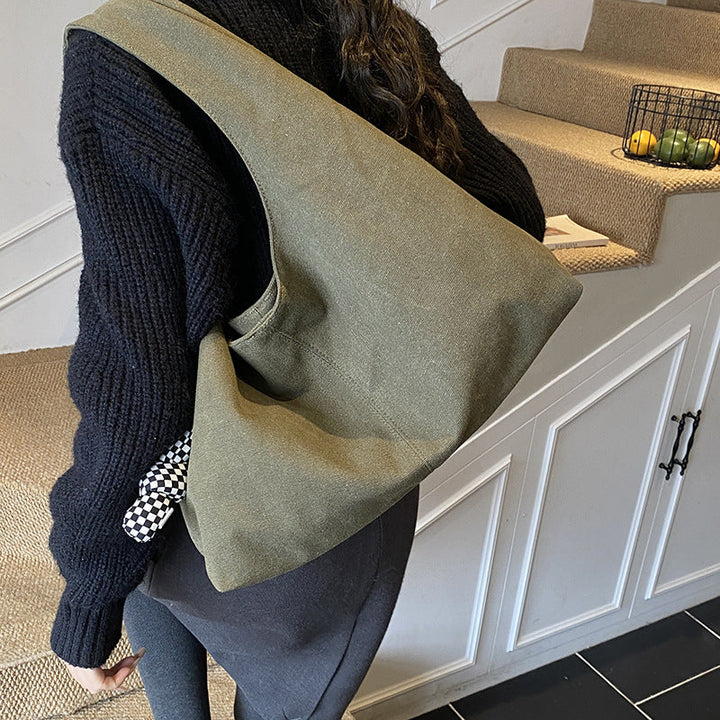 Women's fashionable tote bag with innovative carrying opening