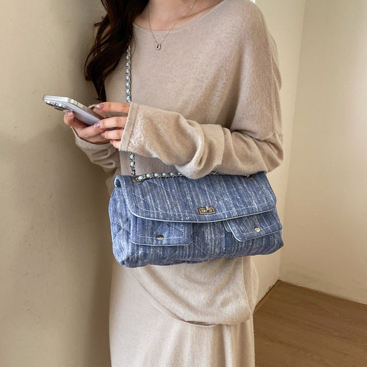 Women's quilted shoulder bag with fashionable chain accent