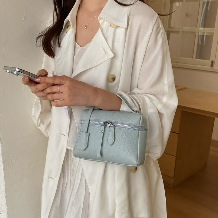 Women's practical shoulder bag with double zipper and versatile carrying strap