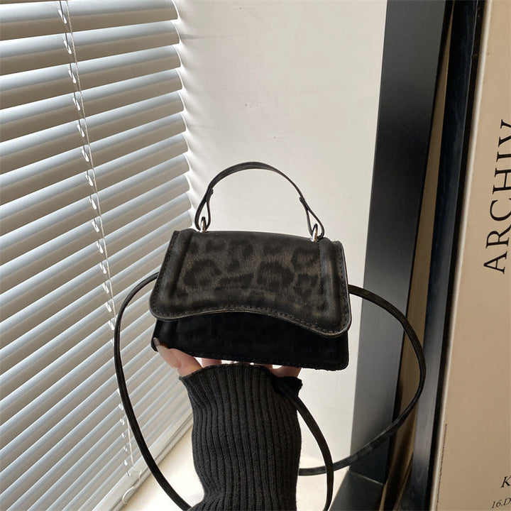 Ladies' mini handbag in retro style with removable shoulder strap