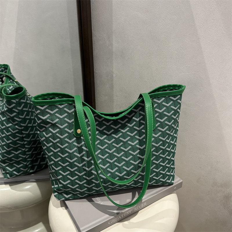 Women's stylish tote bag with fashionable pattern