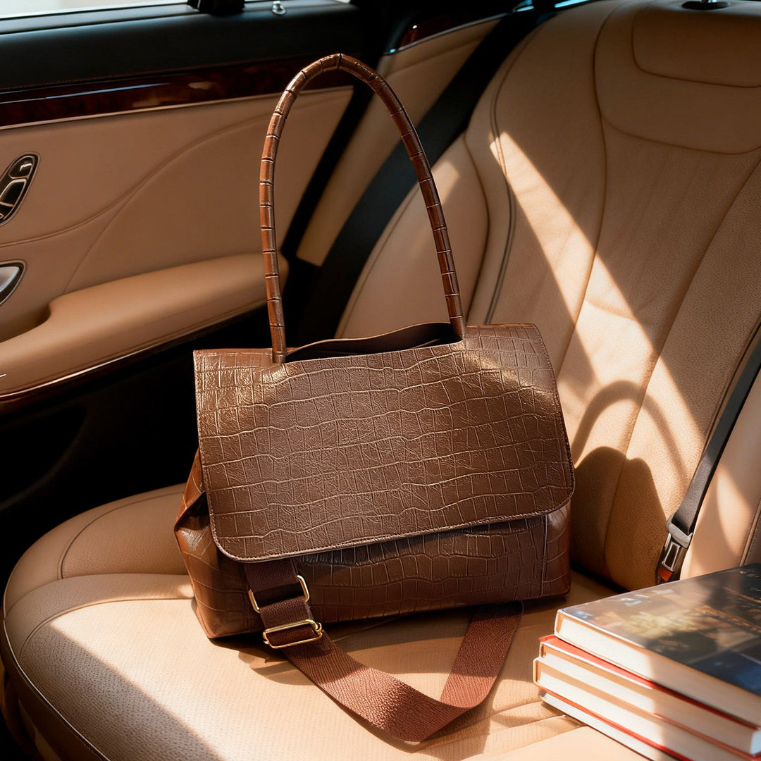 Women's shoulder bag in elegant crocodile look with adjustable shoulder strap