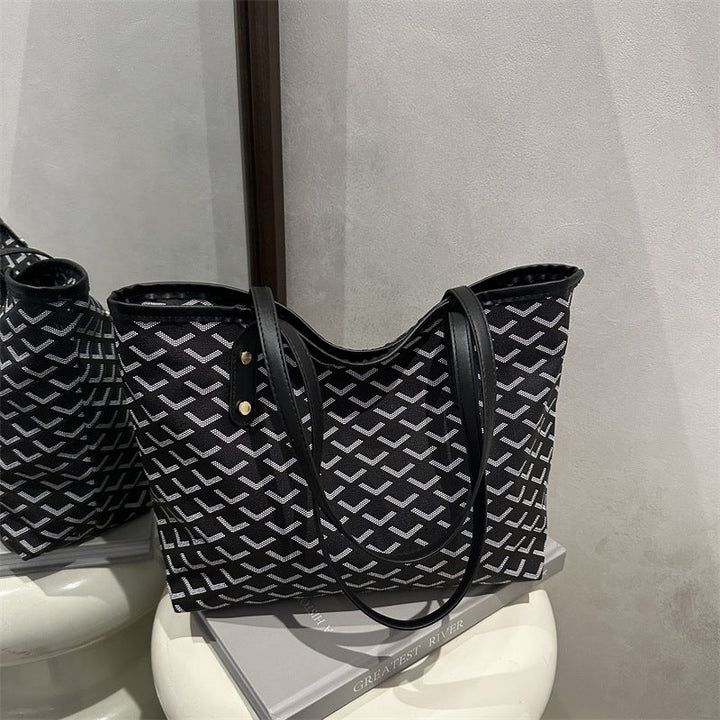 Women's stylish tote bag with fashionable pattern