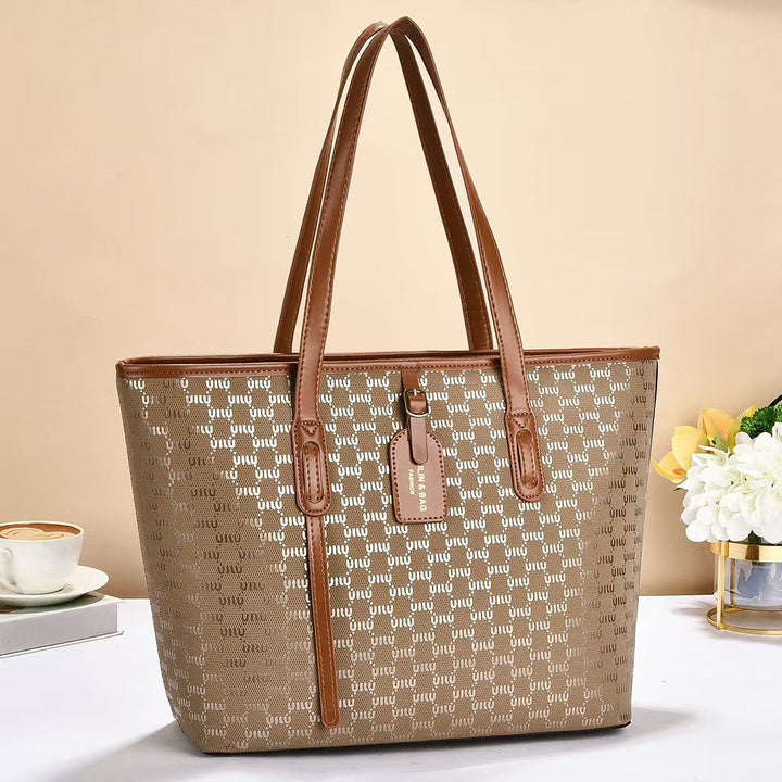 Women's tote bag with luxurious design and structured outer material