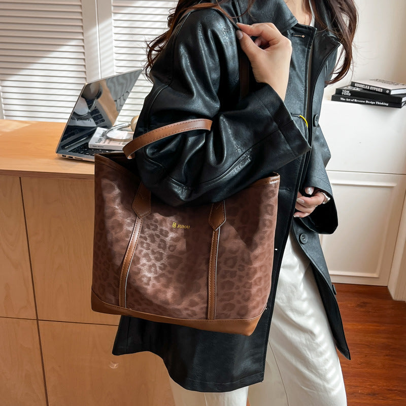 Women’s fashionable tote bag with leopard print and practical inner pocket