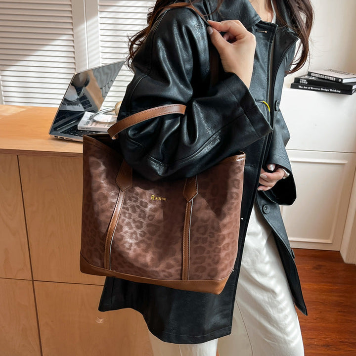 Women’s fashionable tote bag with leopard print and practical inner pocket