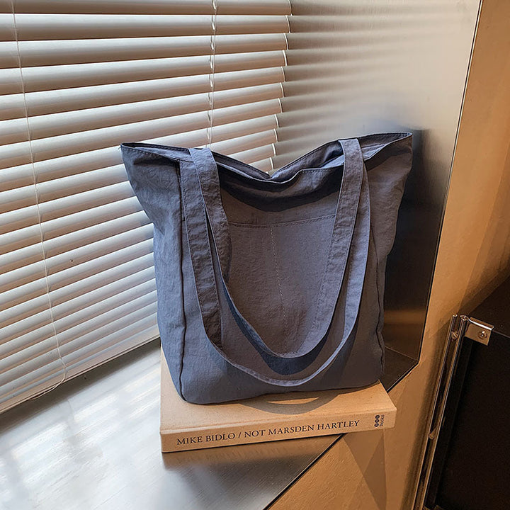 Women's casual tote bag with spacious design and practical inner pockets