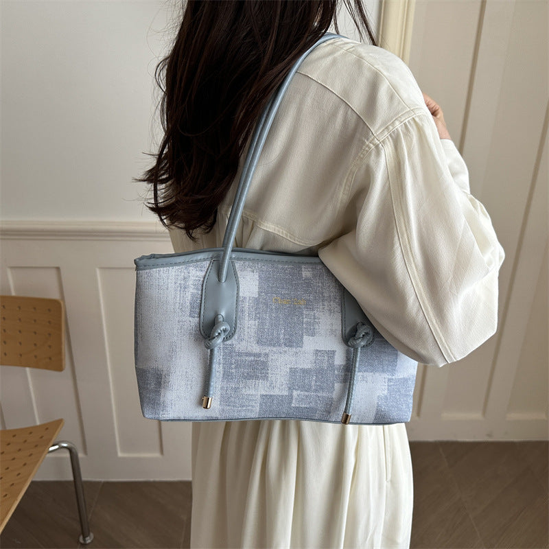 Ladies elegant tote bag with textured material