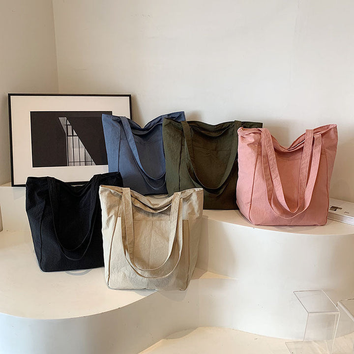 Women's casual tote bag with spacious design and practical inner pockets