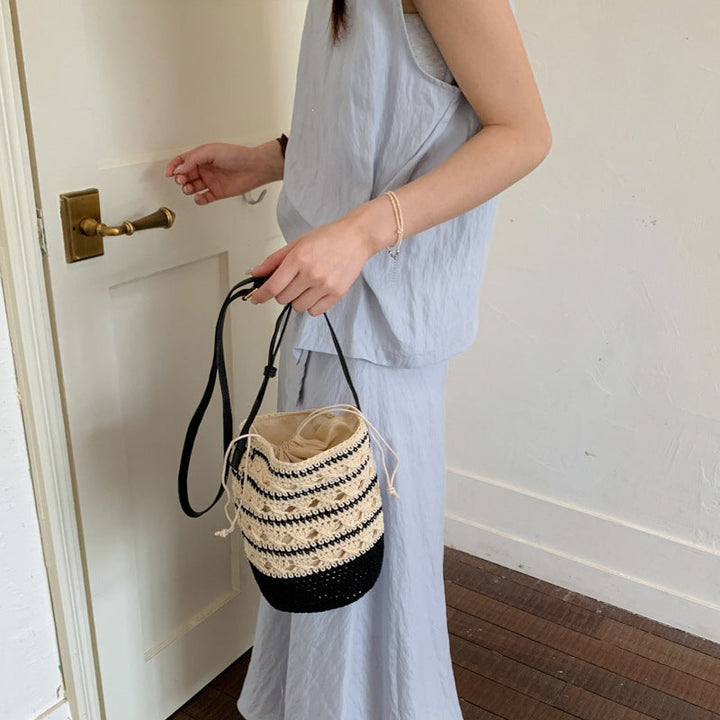 Ladies crocheted shoulder bag with fashionable drawstring