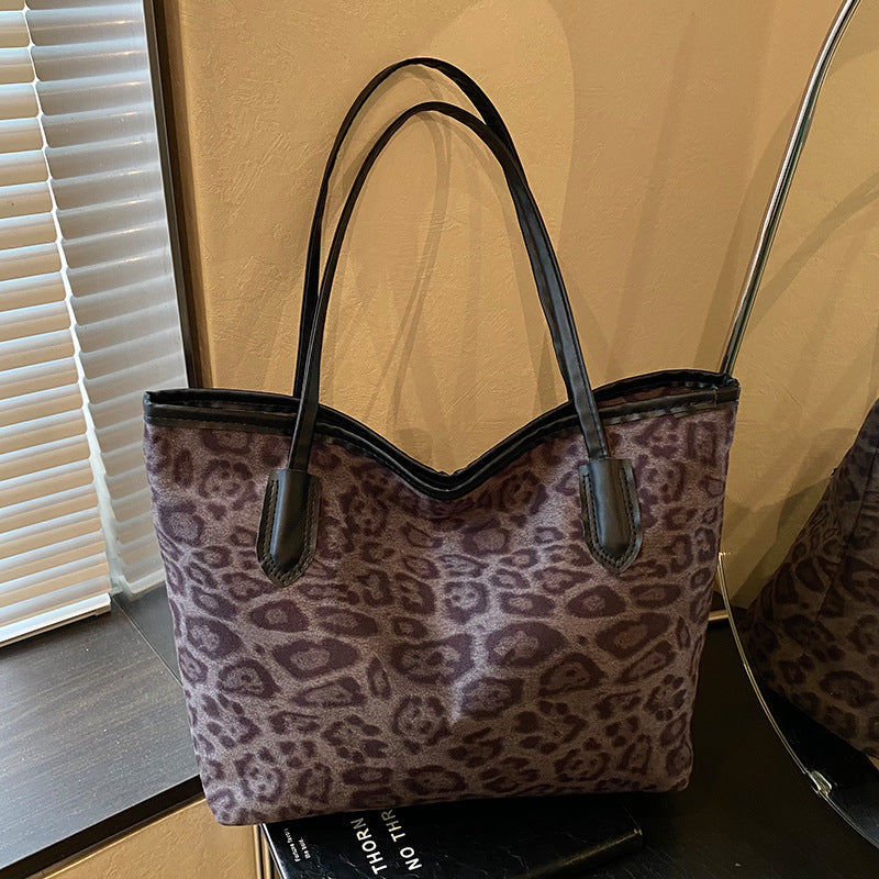 Women's tote bag with modern leopard pattern and sturdy carrying handles