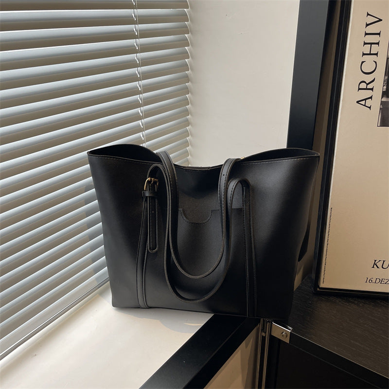 Women’s tote bag made of structured synthetic leather with a stylish detail