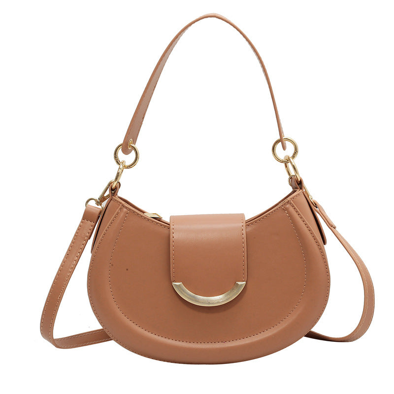 Ladies crossbody bag with elegant chain closure