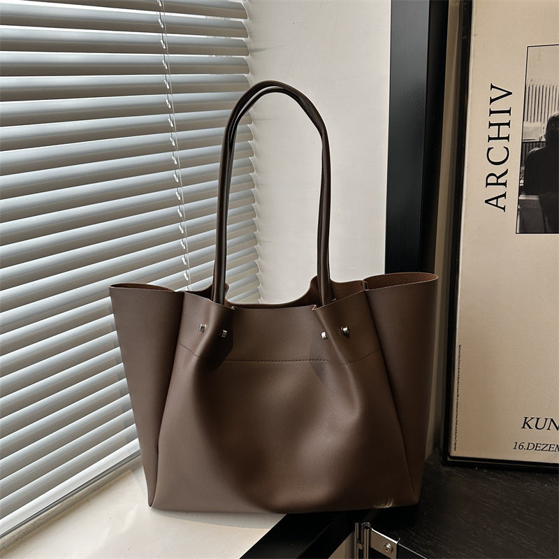 Women's tote bag with elegant minimalist structure and sturdy carrying handles