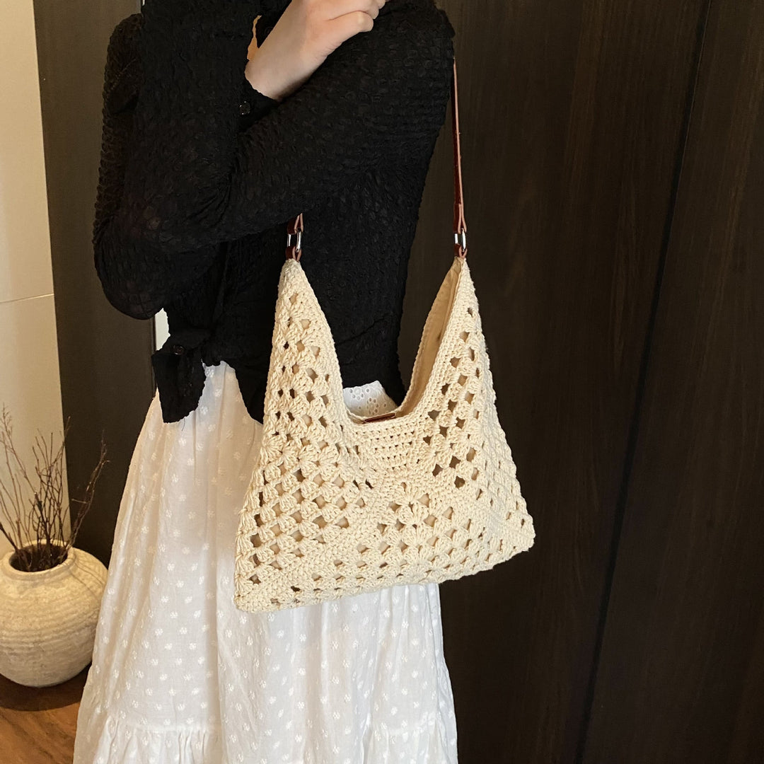 Women's crochet shoulder bag with ergonomic strap