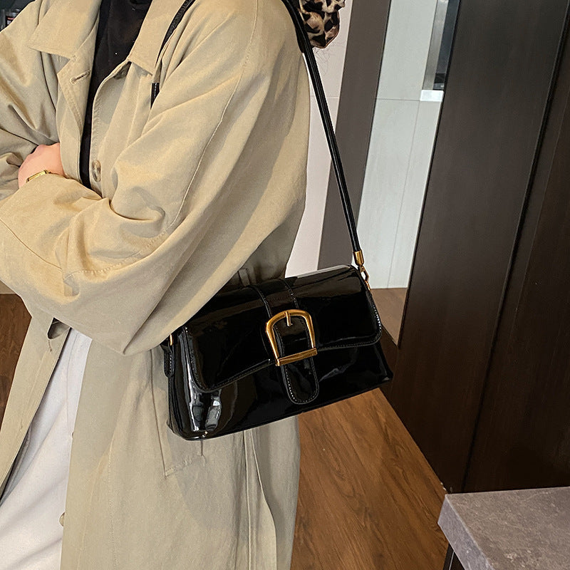 Women's shoulder bag with detachable strap and elegant closure