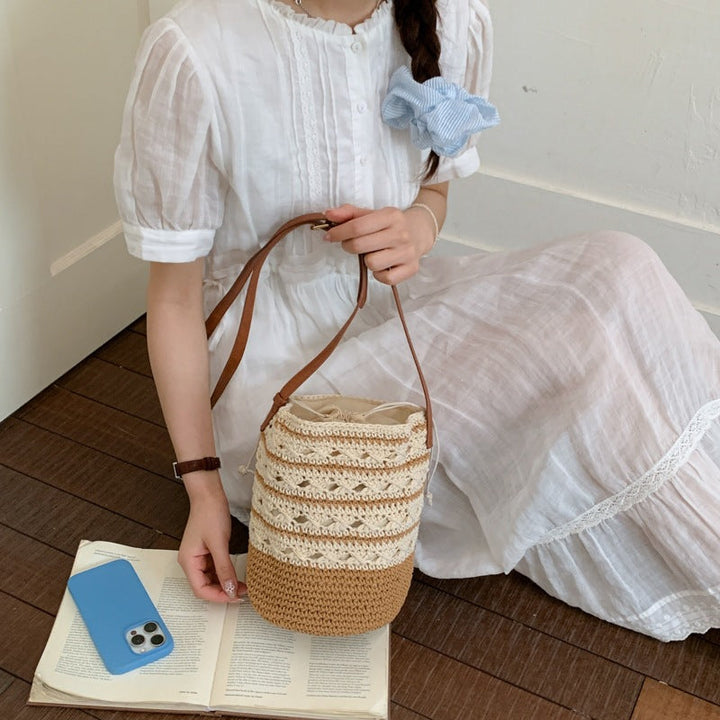 Ladies crocheted shoulder bag with fashionable drawstring