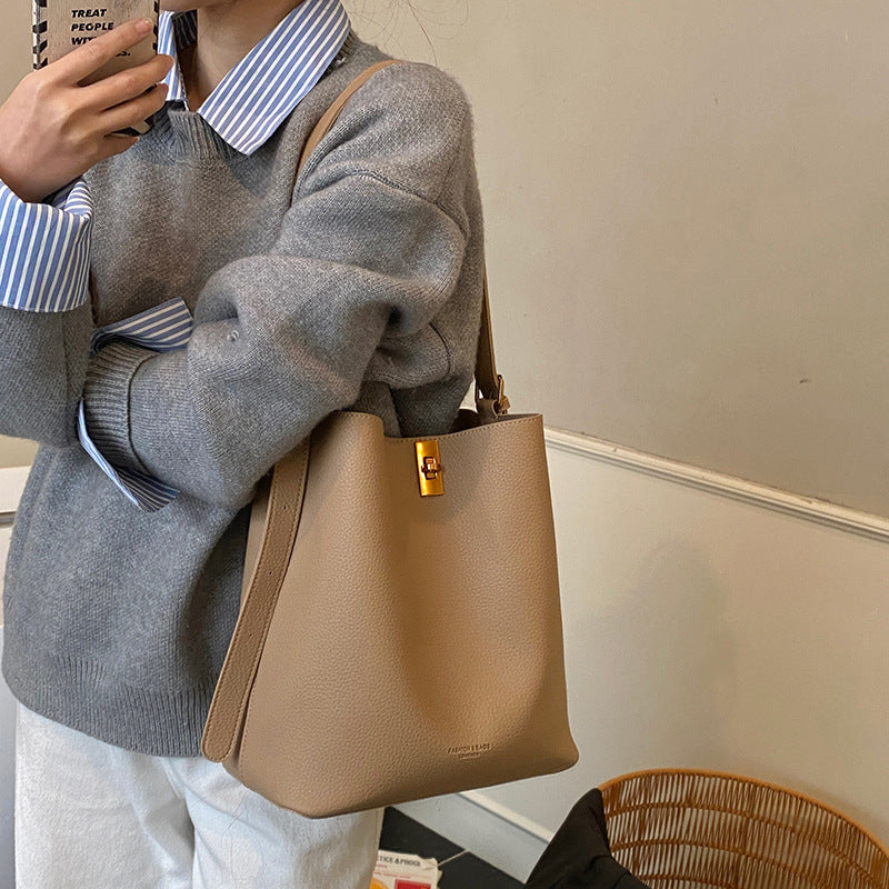 Ladies elegant Tote Bag with modern closure