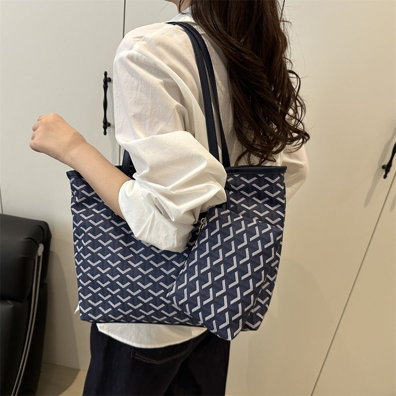 Women's stylish tote bag with fashionable pattern