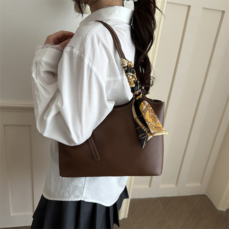 Ladies elegant tote bag with fine carrying strap and fashionable accessories