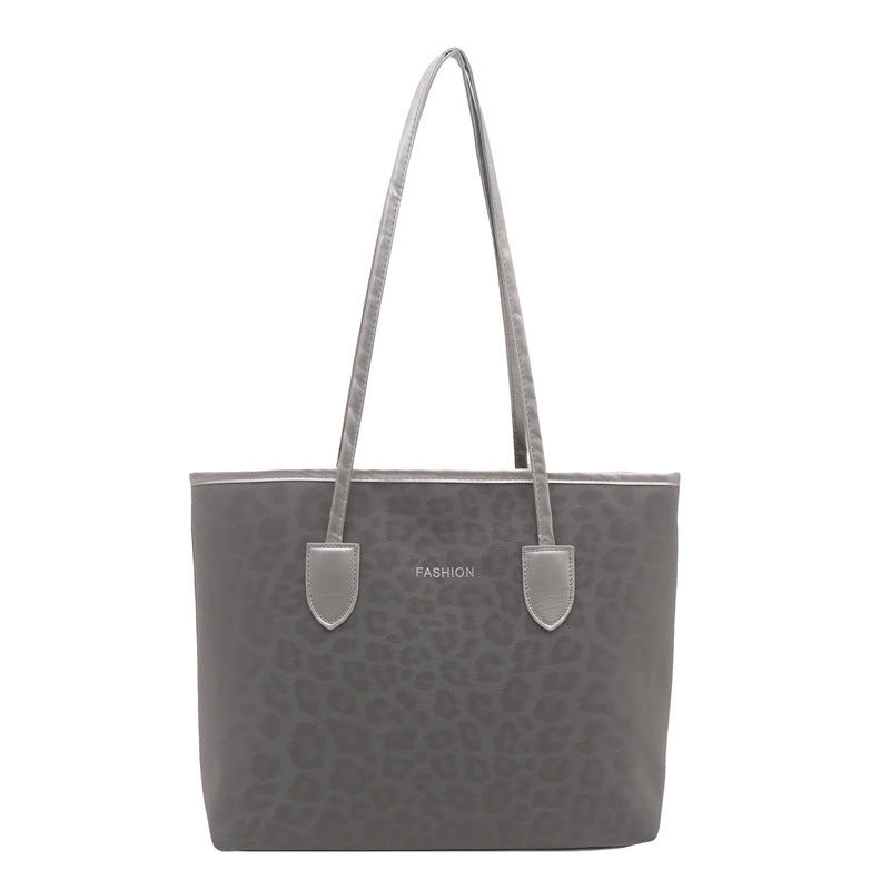 Ladies elegant tote bag with fashionable leopard pattern