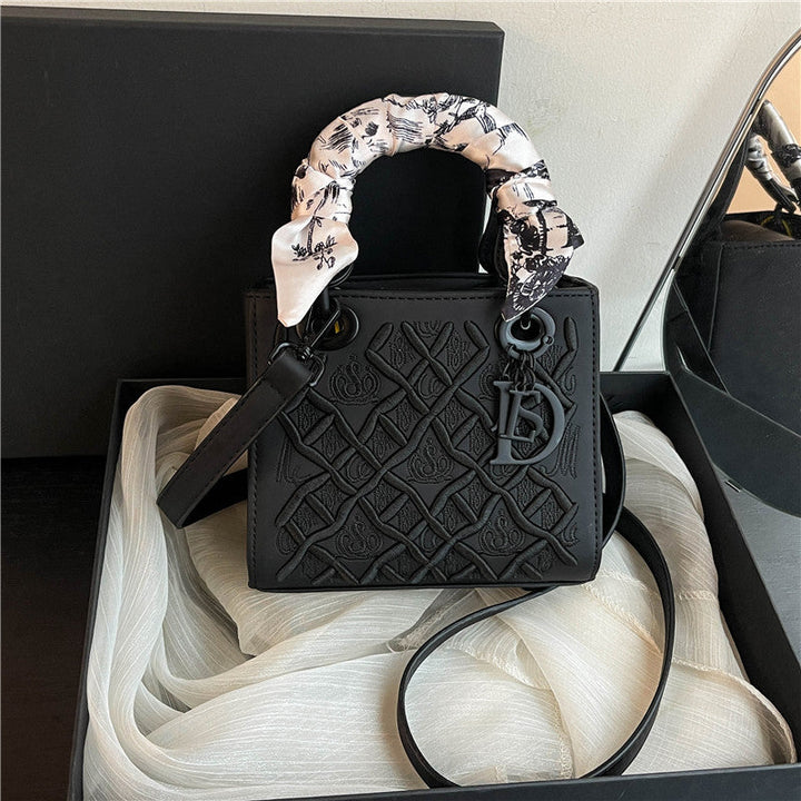Ladies handbag with luxurious pattern