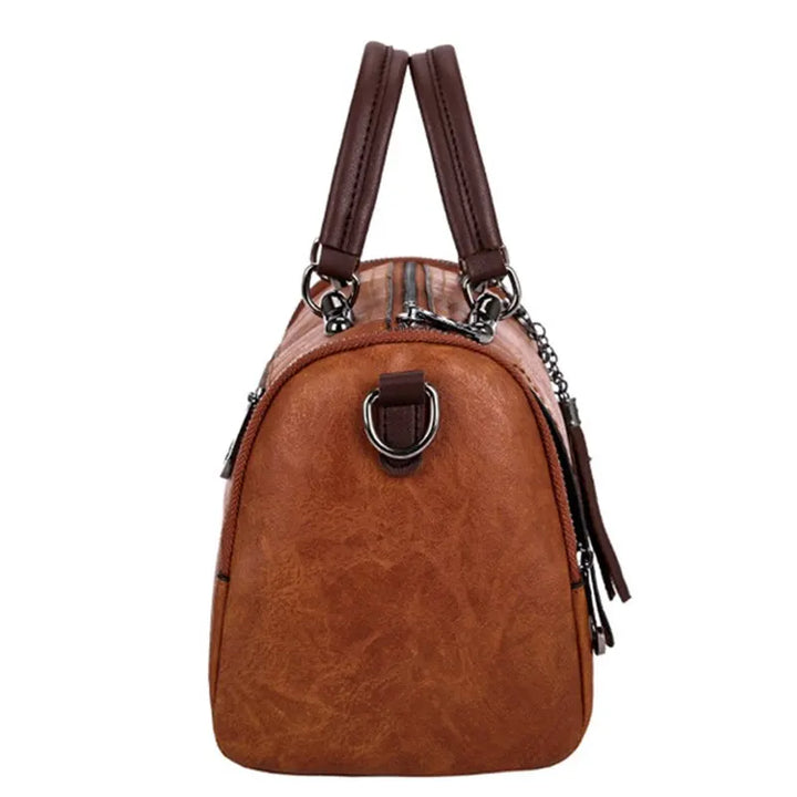 Spacious Handbag in Soft Leather with Strap and Zipper Closure