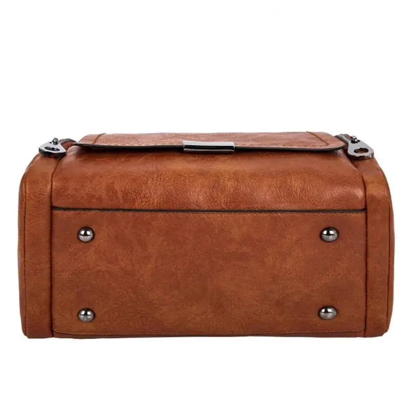 Spacious Handbag in Soft Leather with Strap and Zipper Closure