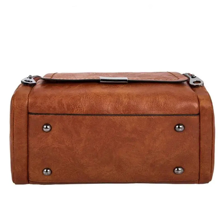 Spacious Handbag in Soft Leather with Strap and Zipper Closure