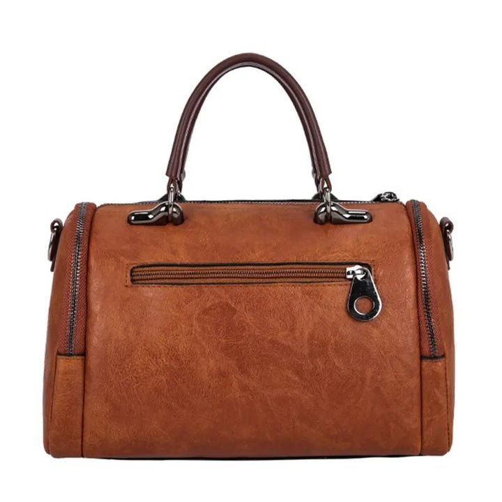 Spacious Handbag in Soft Leather with Strap and Zipper Closure