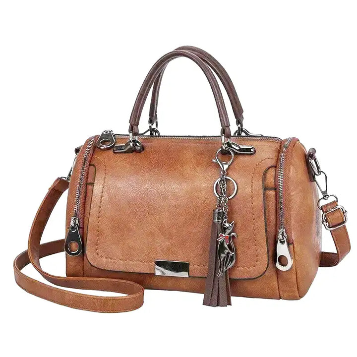 Spacious Handbag in Soft Leather with Strap and Zipper Closure
