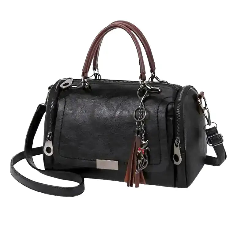 Spacious Handbag in Soft Leather with Strap and Zipper Closure