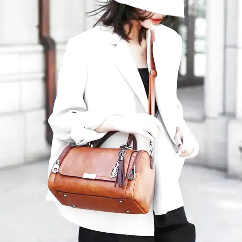 Spacious Handbag in Soft Leather with Strap and Zipper Closure