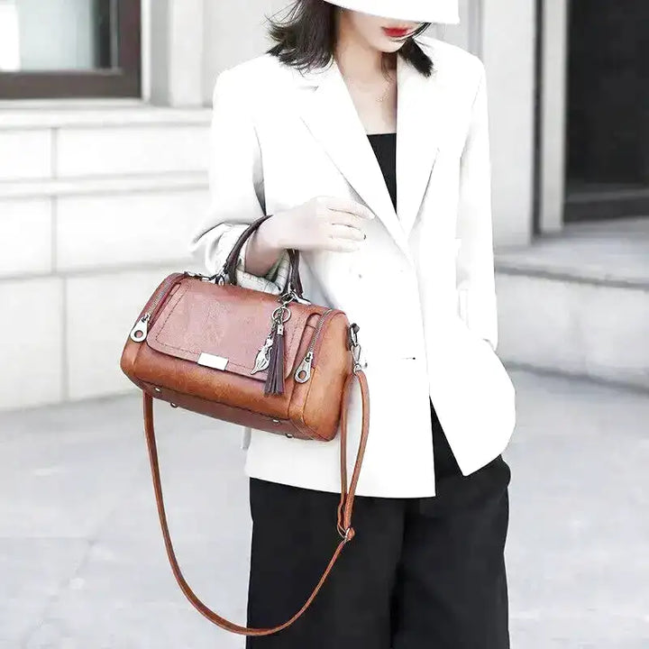 Spacious Handbag in Soft Leather with Strap and Zipper Closure