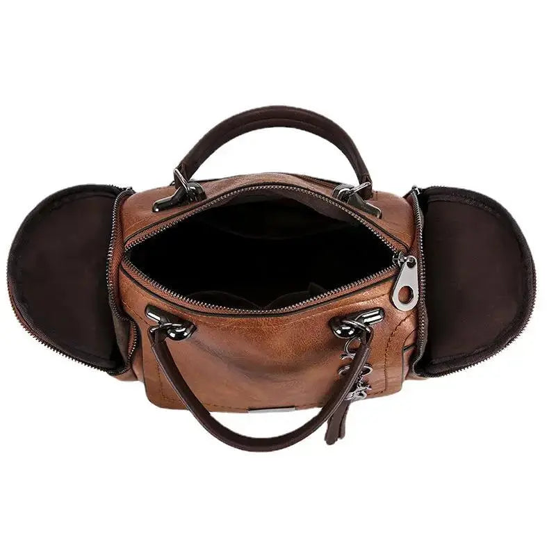 Spacious Handbag in Soft Leather with Strap and Zipper Closure