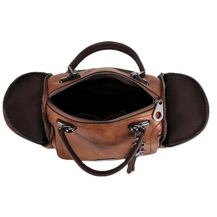 Spacious Handbag in Soft Leather with Strap and Zipper Closure